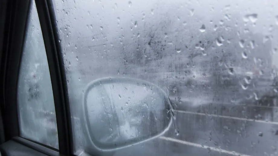 Jak osuszyć samochód z wilgoci i uniknąć kosztownych napraw