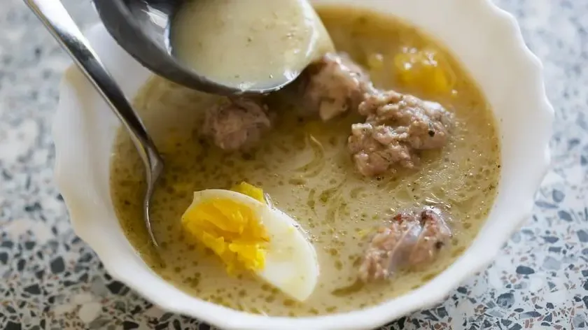 Wielkanocne zupy tradycyjne: sprawdź przepisy, które zachwycą twoich gości