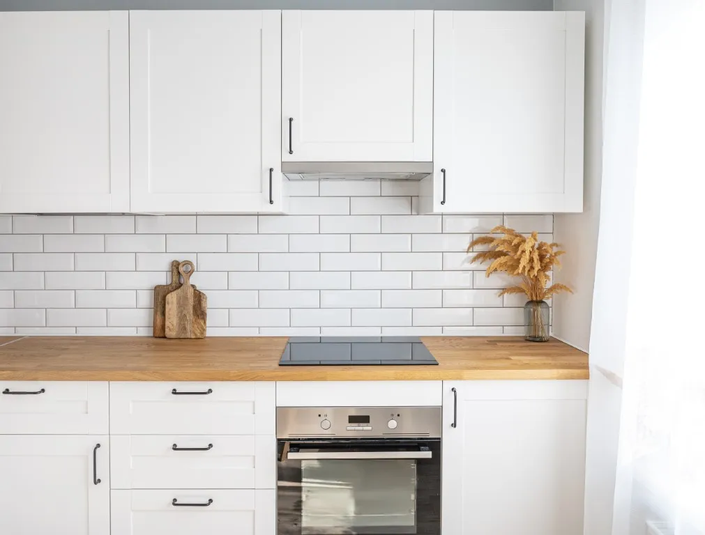 Biała kuchnia: Jaka ściana między szafkami? Inspiracje i porady