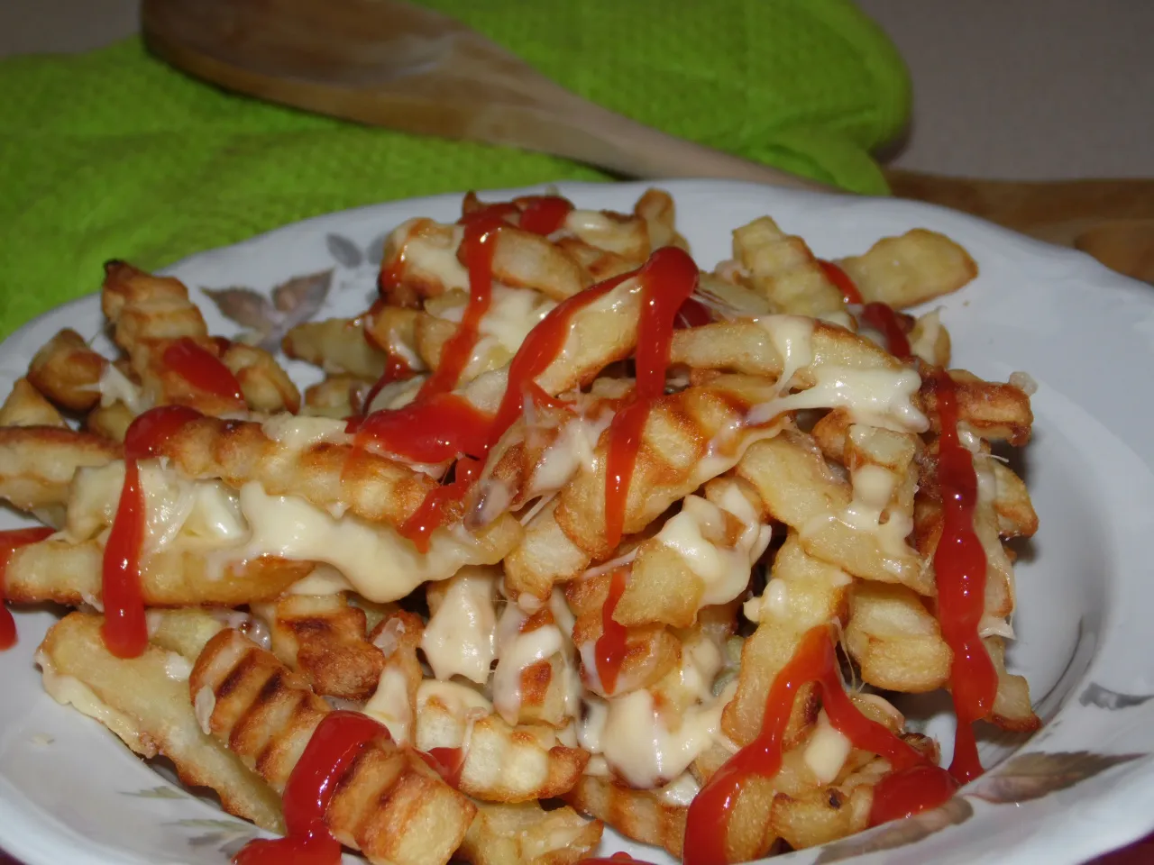 Perfekcyjne frytki z serem: chrupiące i ciągnące mój przepis!