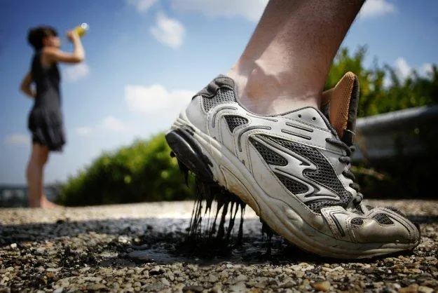 Jak usunąć plamę z asfaltu na ubraniu i uniknąć zniszczeń