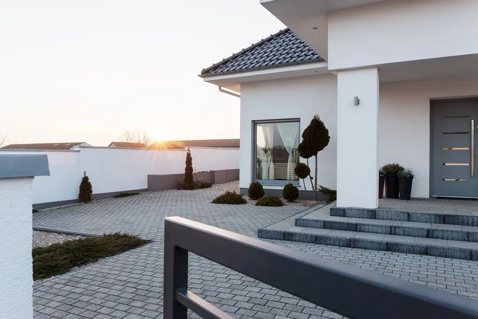 Jaką kostkę brukową do jasnej elewacji wybrać, aby uniknąć błędów?