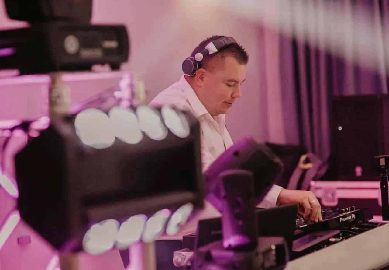 Ile kosztuje DJ na 40 urodziny? Ceny, które mogą Cię zaskoczyć