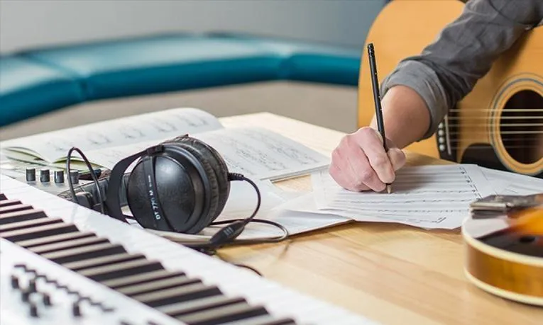 Gdzie mogę wysłać swoje teksty piosenek, aby zyskać popularność?