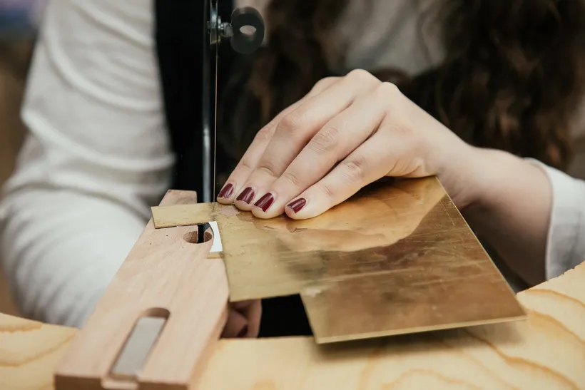Jak zrobić biżuterię z miedzi – proste techniki dla początkujących