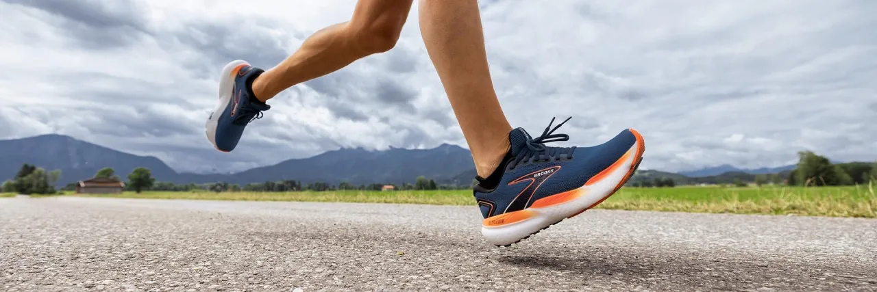 Czy buty do biegania powinny być większe, aby uniknąć bólu?