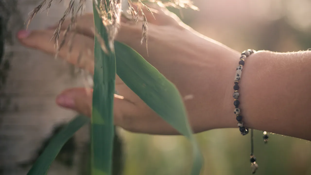 Na której ręce bransoletka? Odkryj znaczenie i wybór idealnej ręki