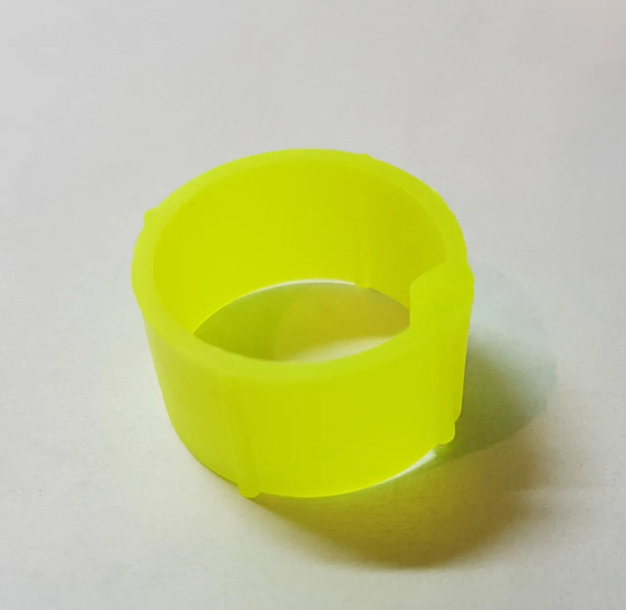 Jakie obrączki dla kur niosek wybrać, by poprawić ich zdrowie?