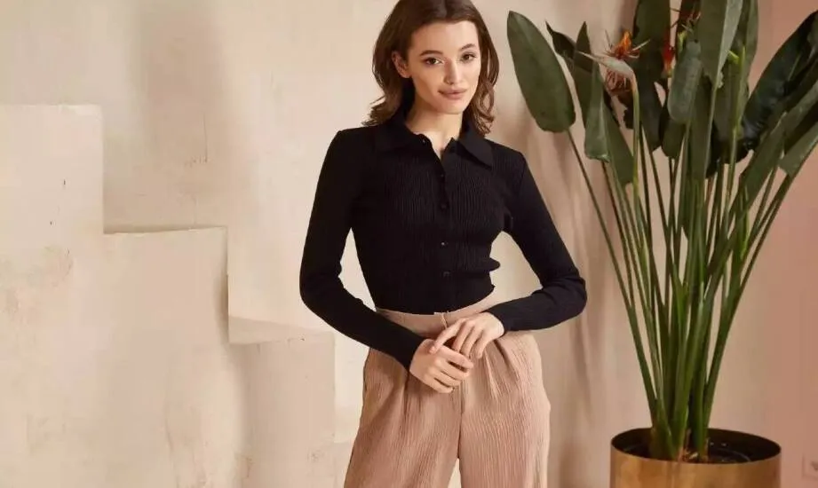 Jakie spodnie do czarnej bluzy? Stylowe połączenia na co dzień i od święta