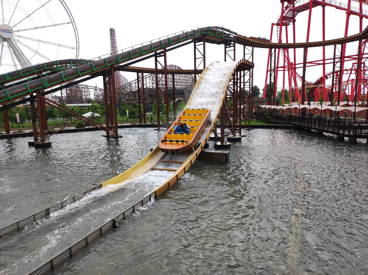 Energylandia – czy są kolejki i jak uniknąć długiego czekania? Energylandia – czy są kolejki i jak uniknąć długiego czekania?