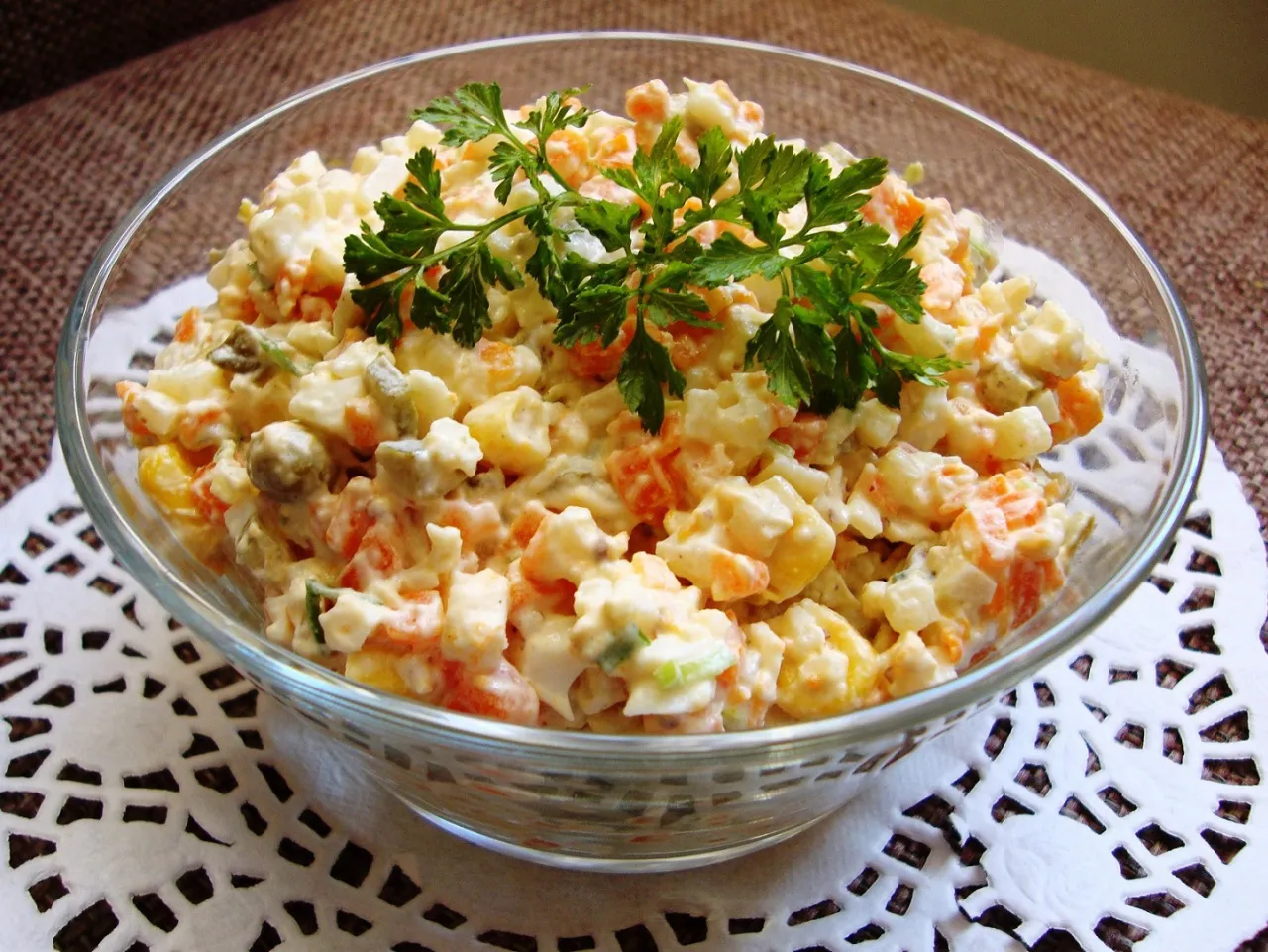 Jak zrobić sałatkę warzywną – prosty przepis na pyszne danie na każdą okazję