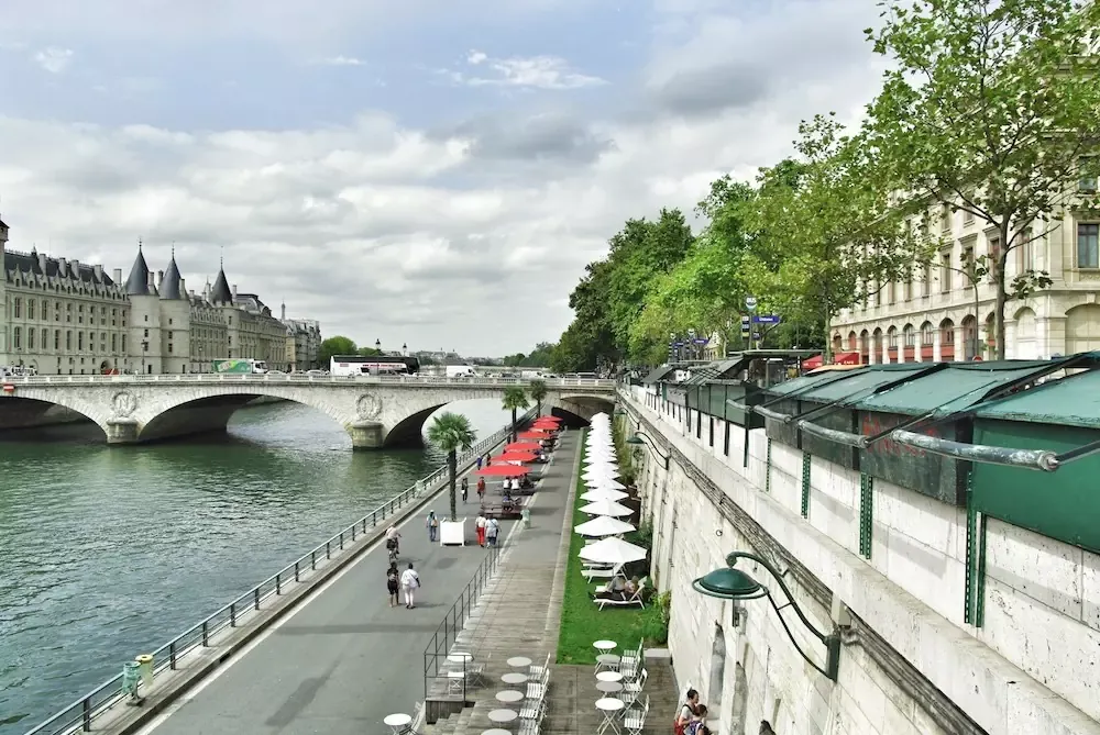 Czy w Paryżu jest bezpiecznie? Poznaj zagrożenia i bezpieczne miejsca