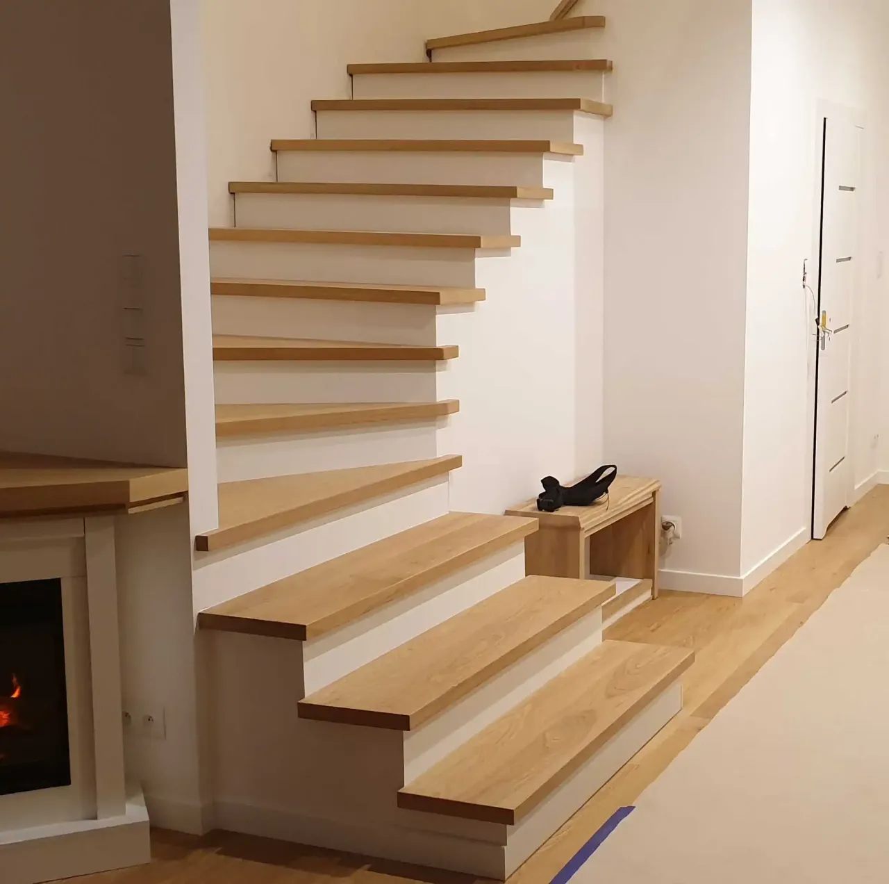 Co położyć na schody wewnętrzne, aby uniknąć niebezpieczeństw i kosztów?