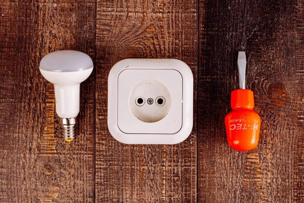 Brak prądu w gniazdku? Poznaj przyczyny i szybkie rozwiązania