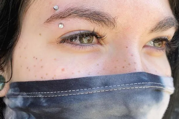 Jak odkręcić kolczyk w brwi bez bólu i ryzyka uszkodzenia