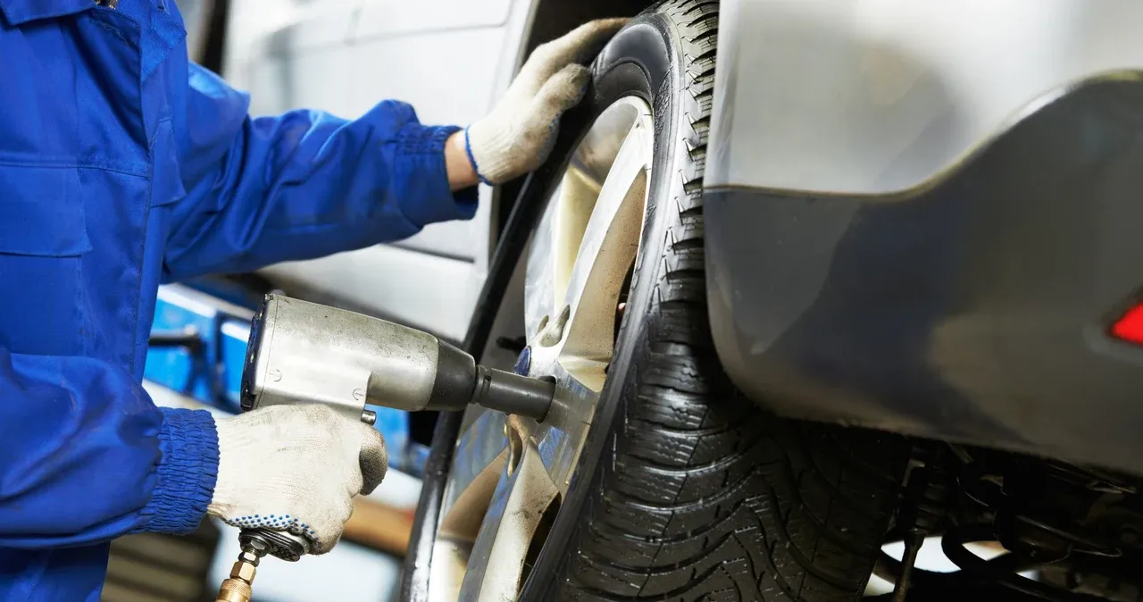 Ile kosztuje klejenie opony? Sprawdź ceny napraw i oszczędności