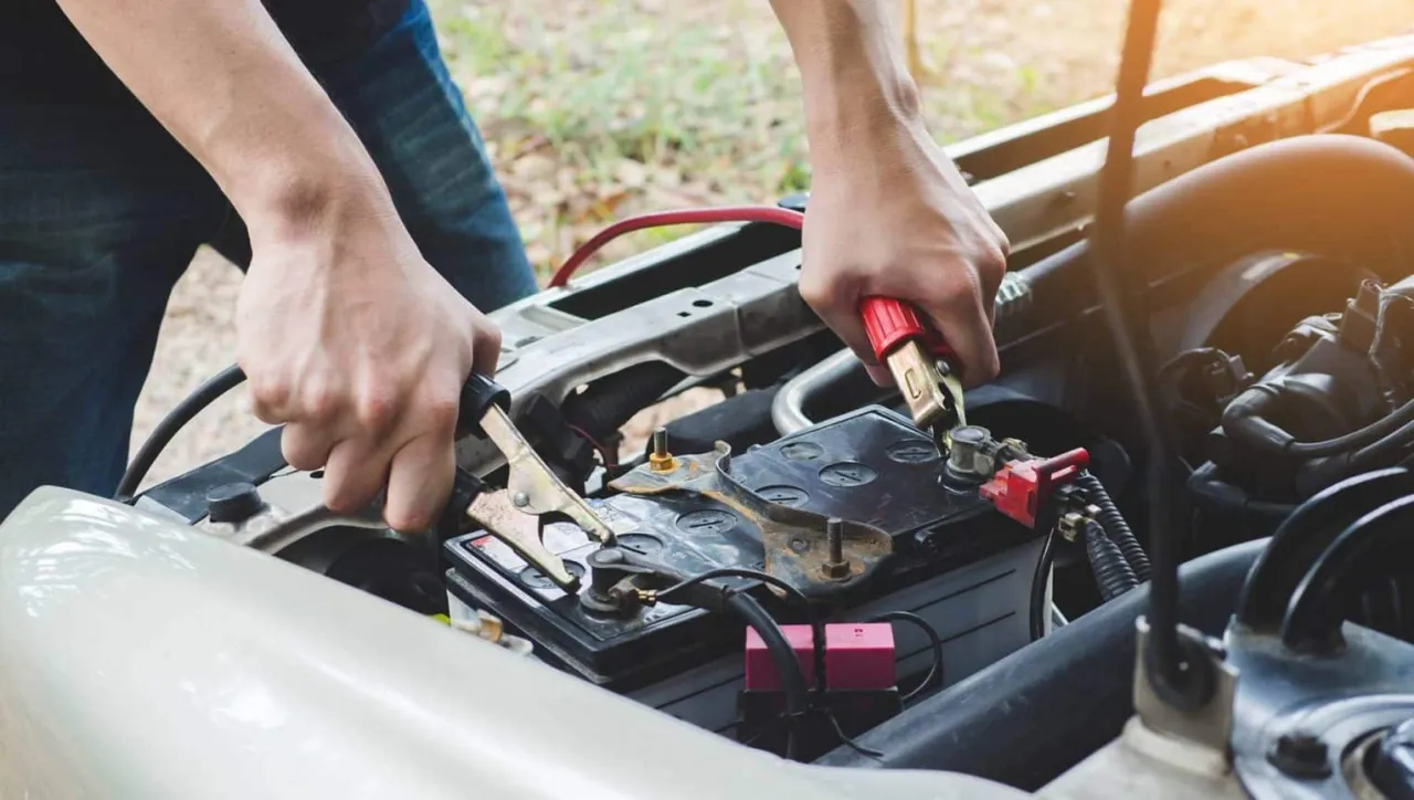 Odpalanie auta na prostowniku: Czy to bezpieczne? Ekspert radzi!