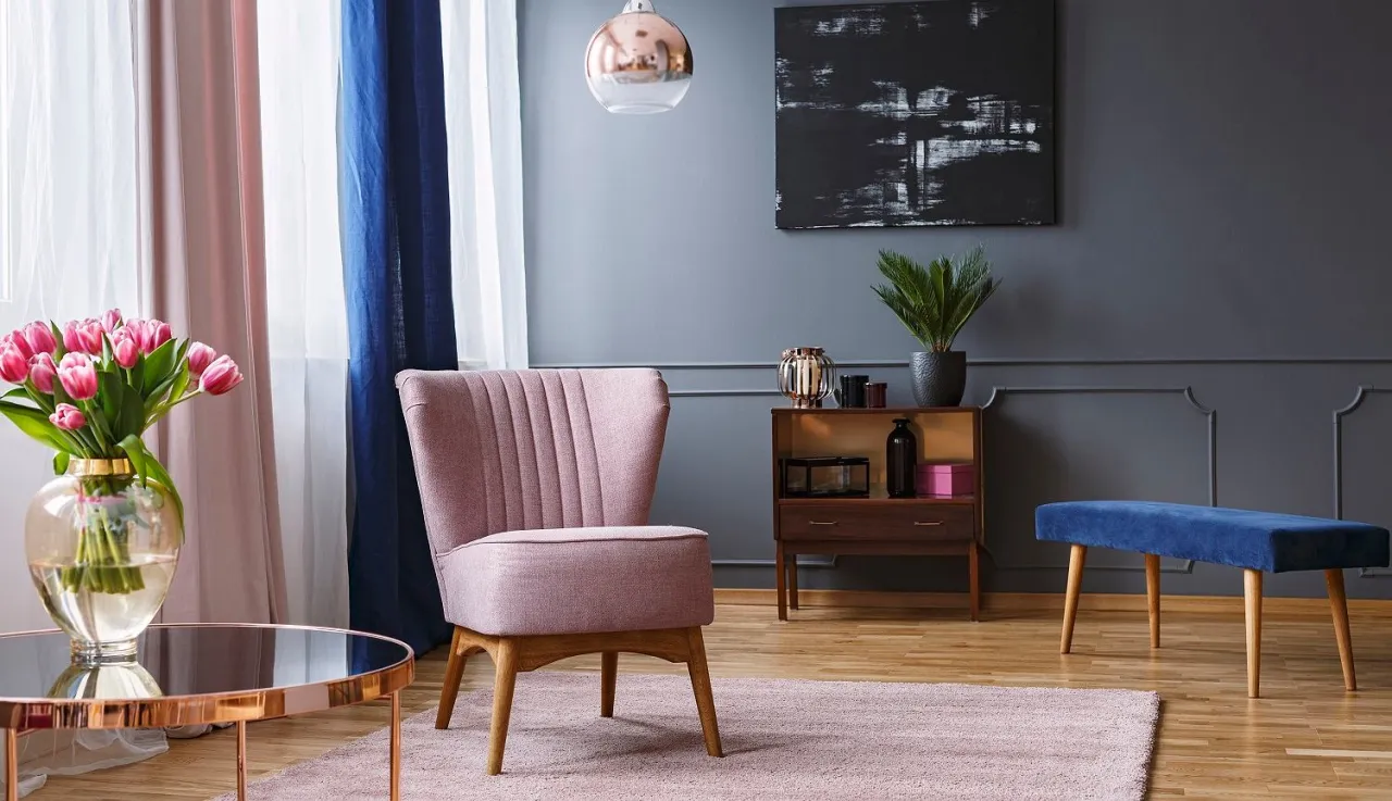 Zasłony do szarych ścian i brązowych mebli: Stylowe inspiracje