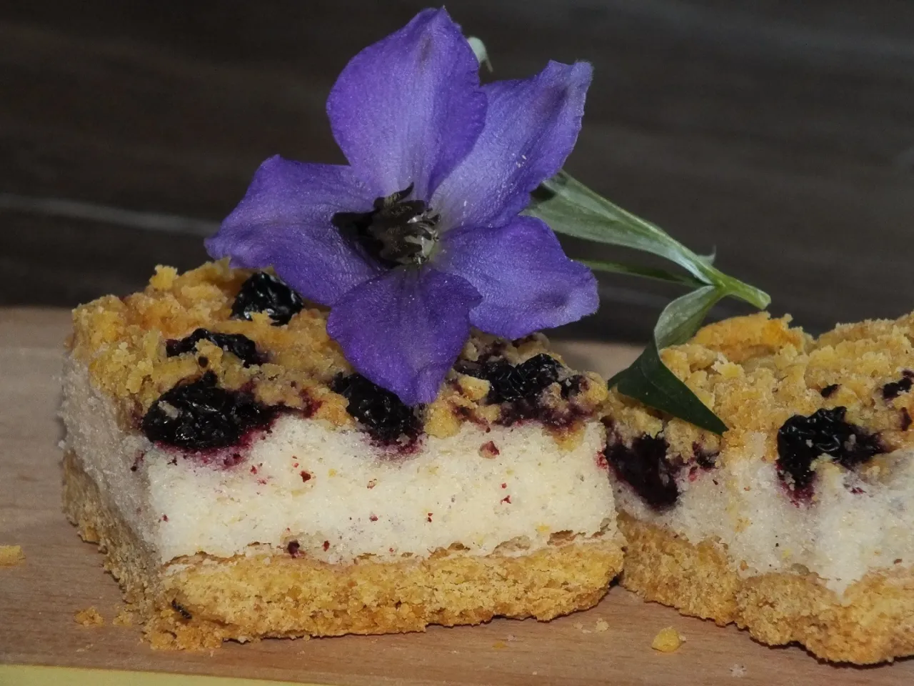 Jak upiec jesienne ciasto z aronią i budyniem - najlepszy przepis