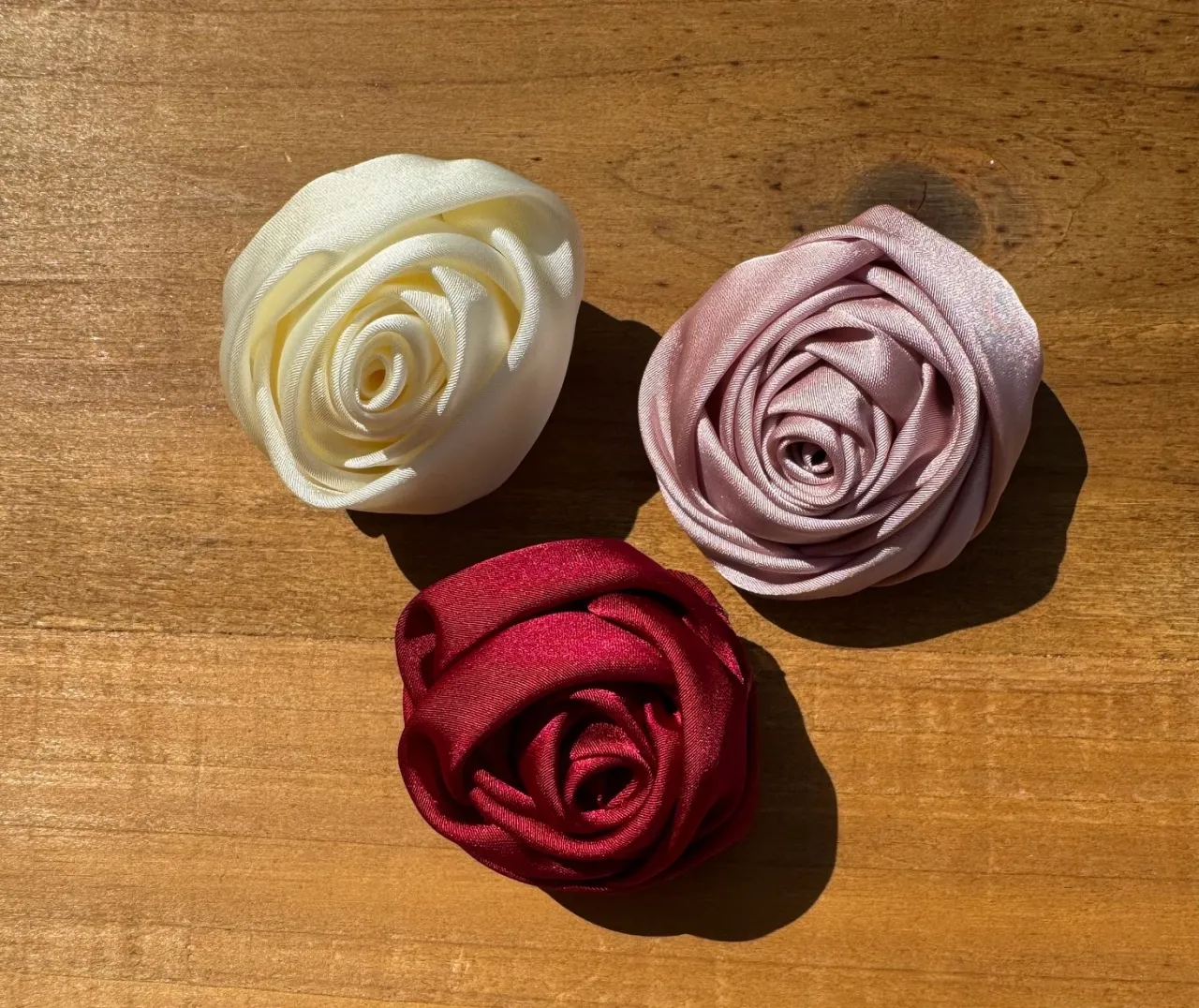 Broszka kwiat z materiału: Niebanalna ozdoba do 60 zł. Gdzie kupić?