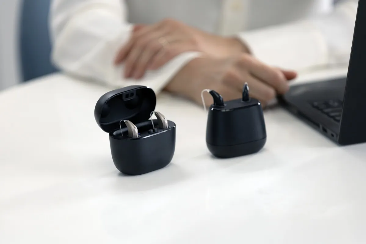 Ile kosztuje aparat słuchowy dla seniora? Sprawdź ceny i dofinansowanie