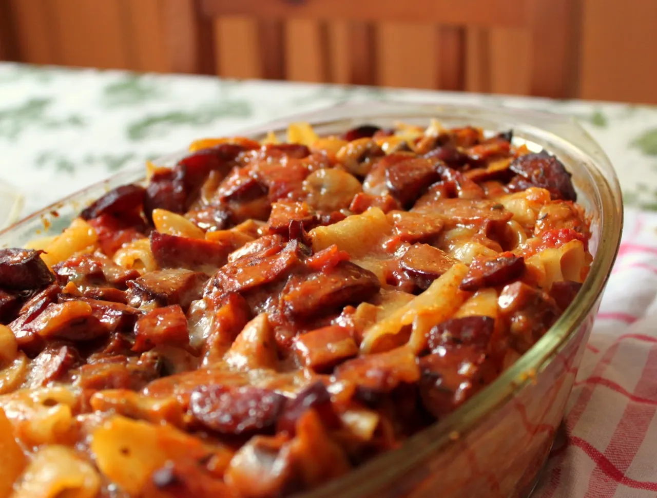 Szybka zapiekanka makaronowa z kiełbasą Winiary - idealny obiad w 35 minut