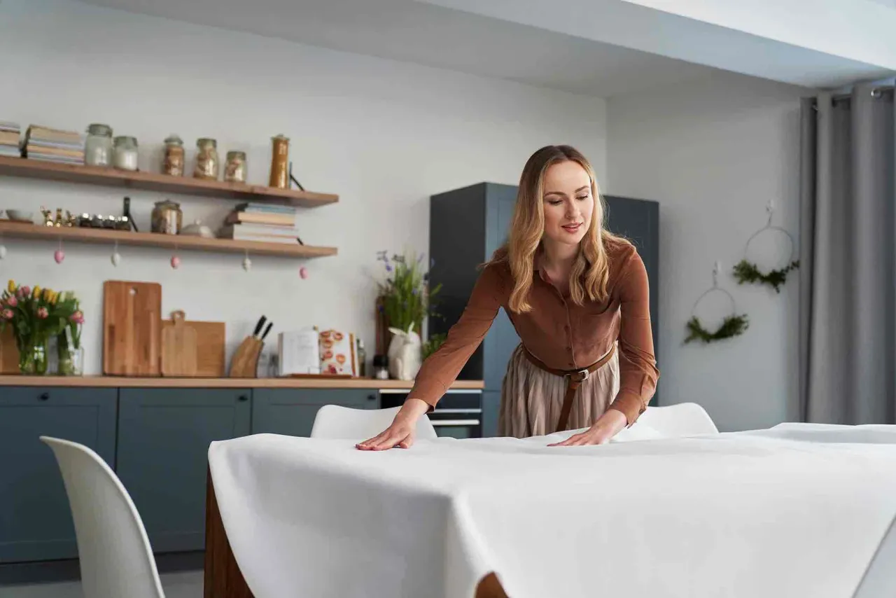 Czym przykryć stół w salonie, aby uniknąć zniszczeń i dodać stylu?