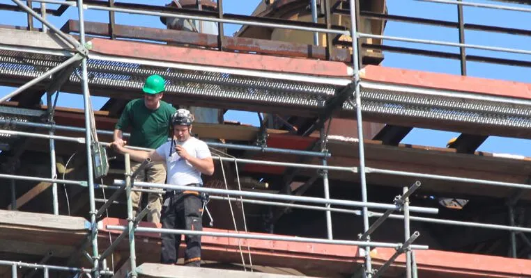 Rusztowanie elewacyjne RUX – idealne rozwiązanie do wąskich przestrzeni