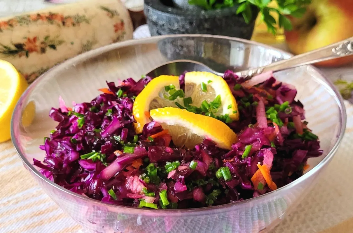 Sałatka z czerwonej kapusty jak w restauracji - prosty przepis na smakowitość