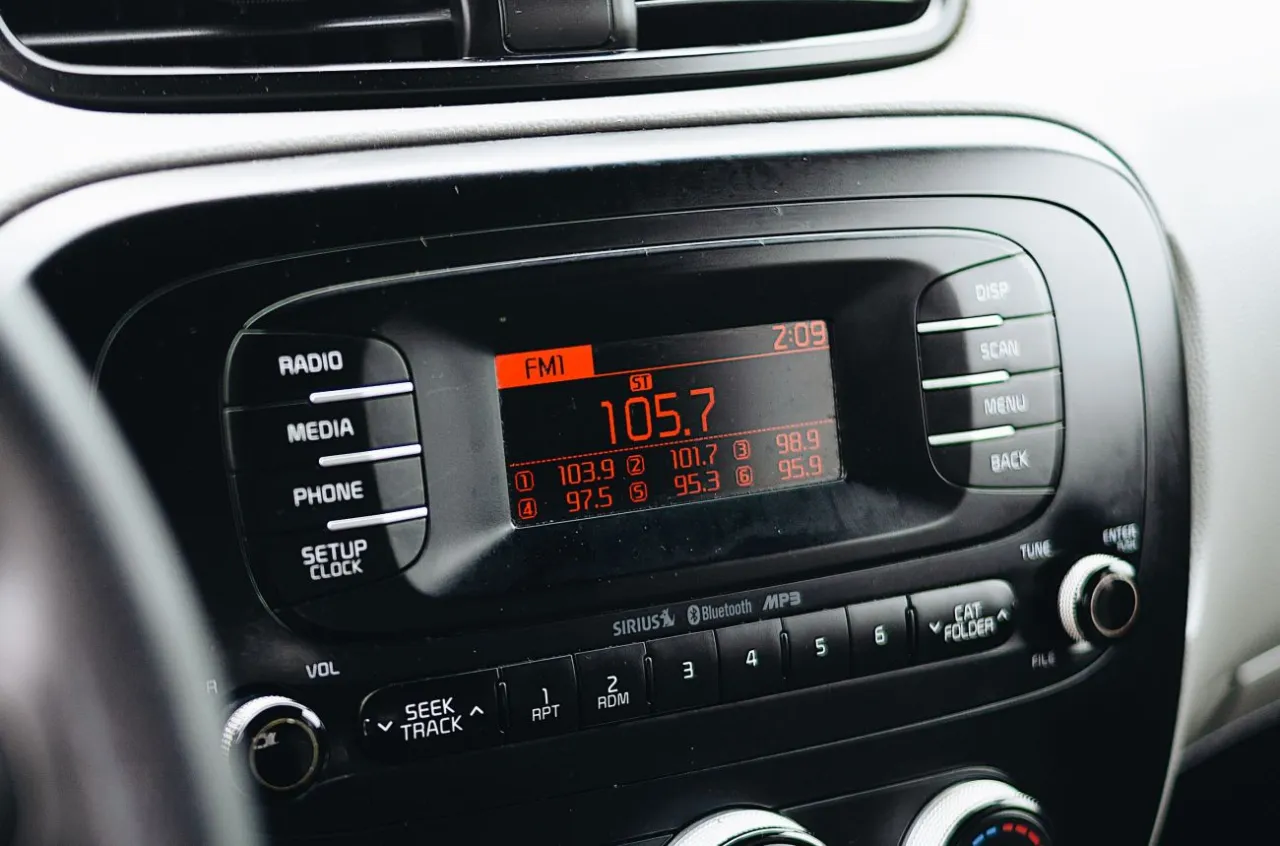 Transmiter FM jaka częstotliwość - znajdź wolną i czystą falę