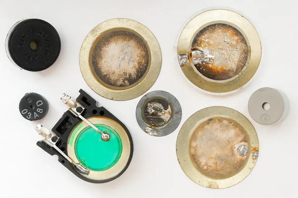 Dowiedz się wszystkiego o buzzerze aktywnym a pasywnym - porównanie i różnice