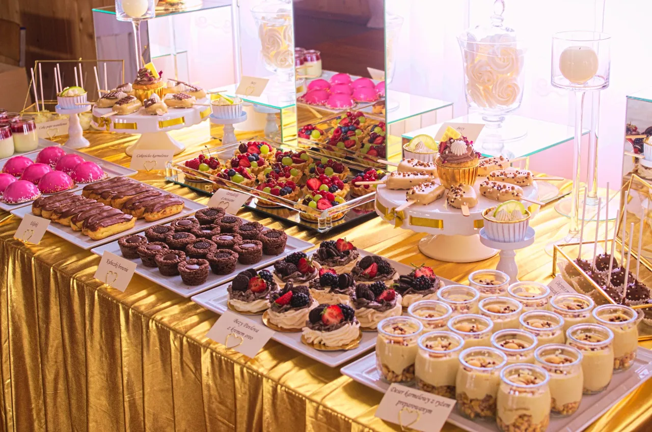 Ile naprawdę kosztuje słodki stół na wesele? Sprawdź ceny i oszczędności