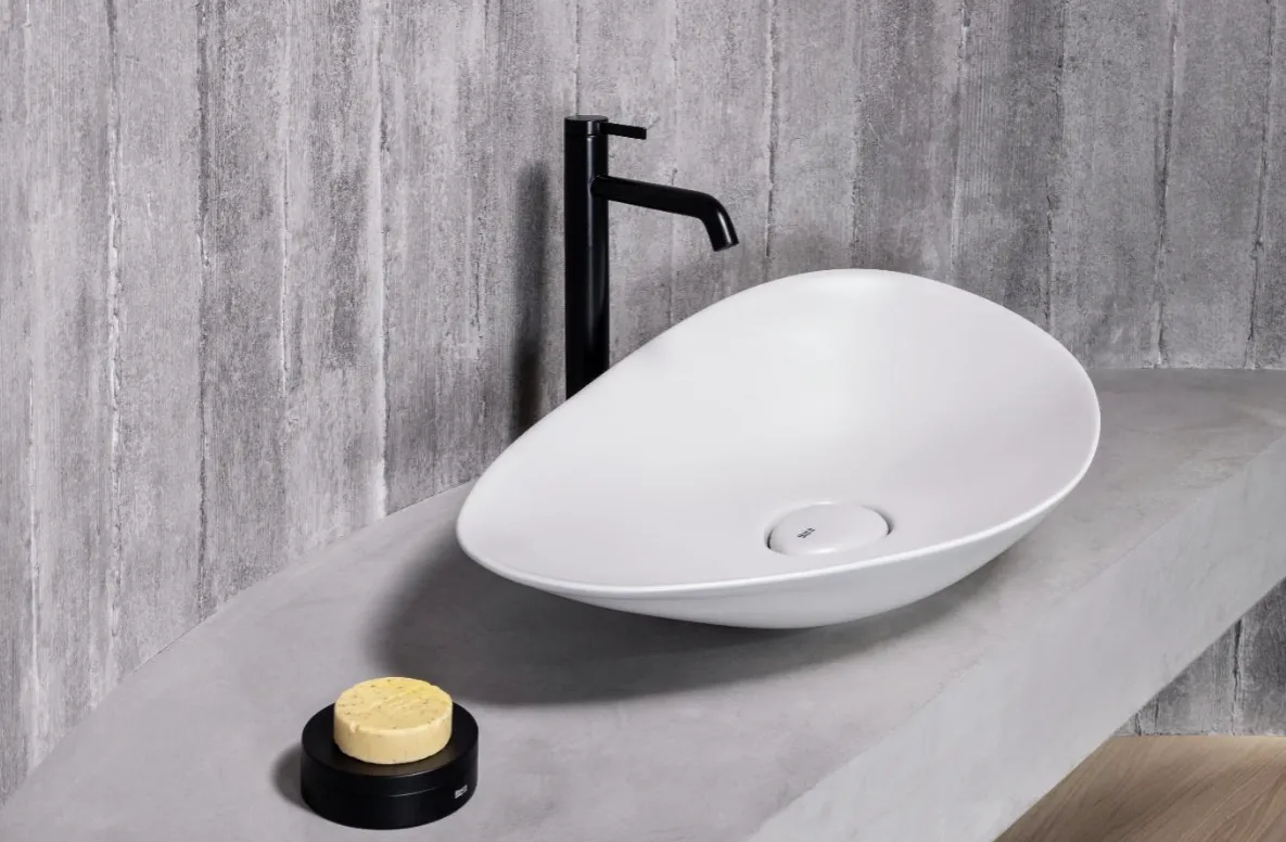 Łazienka z charakterem – jak umywalka nablatowa może odmienić przestrzeń?