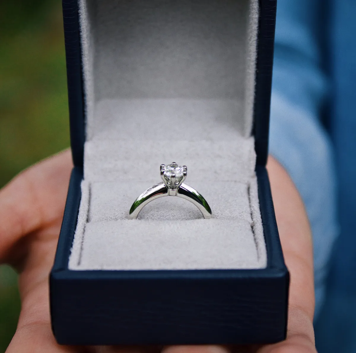 Jaką obrączkę wybrać do pierścionka zaręczynowego z białego złota?