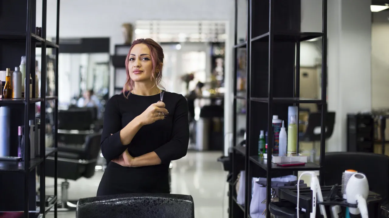 Jak przygotować się do szkoły fryzjerskiej dla dorosłych? Przewodnik