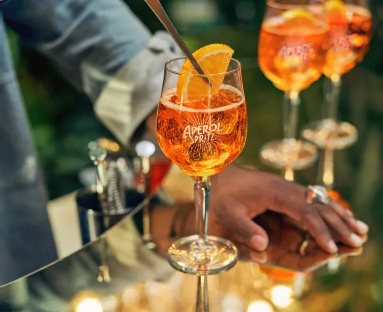 Aperol Spritz drink - przepis na idealny letni koktajl, który zachwyca