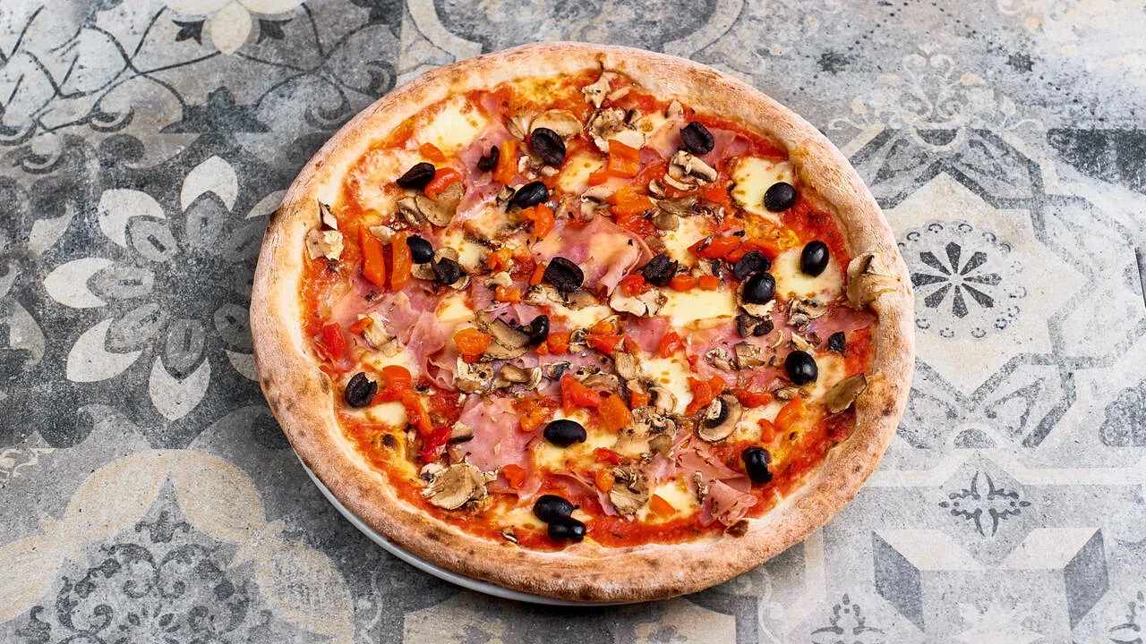 Domowa pizza jak z pizzerii? Odkryj sekrety smaku i chrupkości!