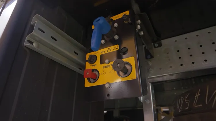 Jak opuścić oś w naczepie Krone? Instrukcja krok po kroku