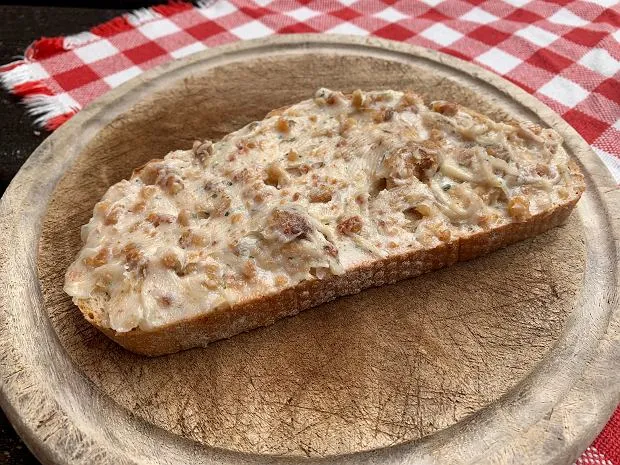 Z czego jest smalec? Poznaj skład i proces produkcji smalcu