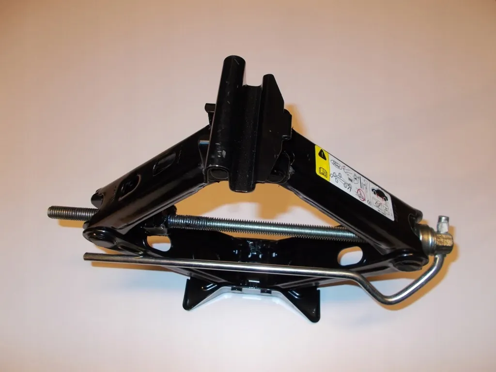 Gdzie znajduje się lewarek w Ford S-MAX? Uniknij problemów z wymianą koła