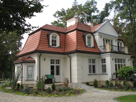 Czerwony dach i białe okna - najlepsze elewacje, które zachwycą Czerwony dach i białe okna - najlepsze elewacje, które zachwycą