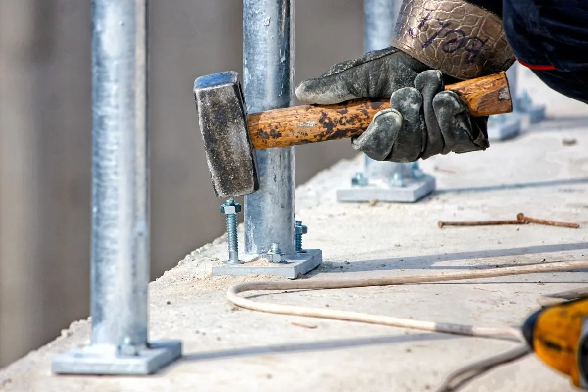 Jak zabetonować kotwy? Praktyczny poradnik krok po kroku Jak zabetonować kotwy? Praktyczny poradnik krok po kroku