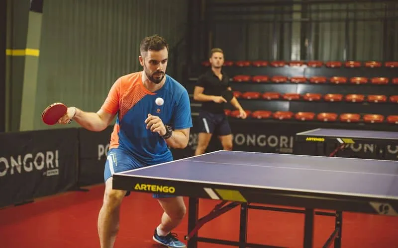 Jak prawidłowo trzymać rakietkę do tenisa stołowego i uniknąć błędów technicznych
