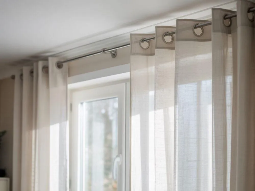Alternatywy dla karnisza - nowoczesne sposoby na zawieszenie firan