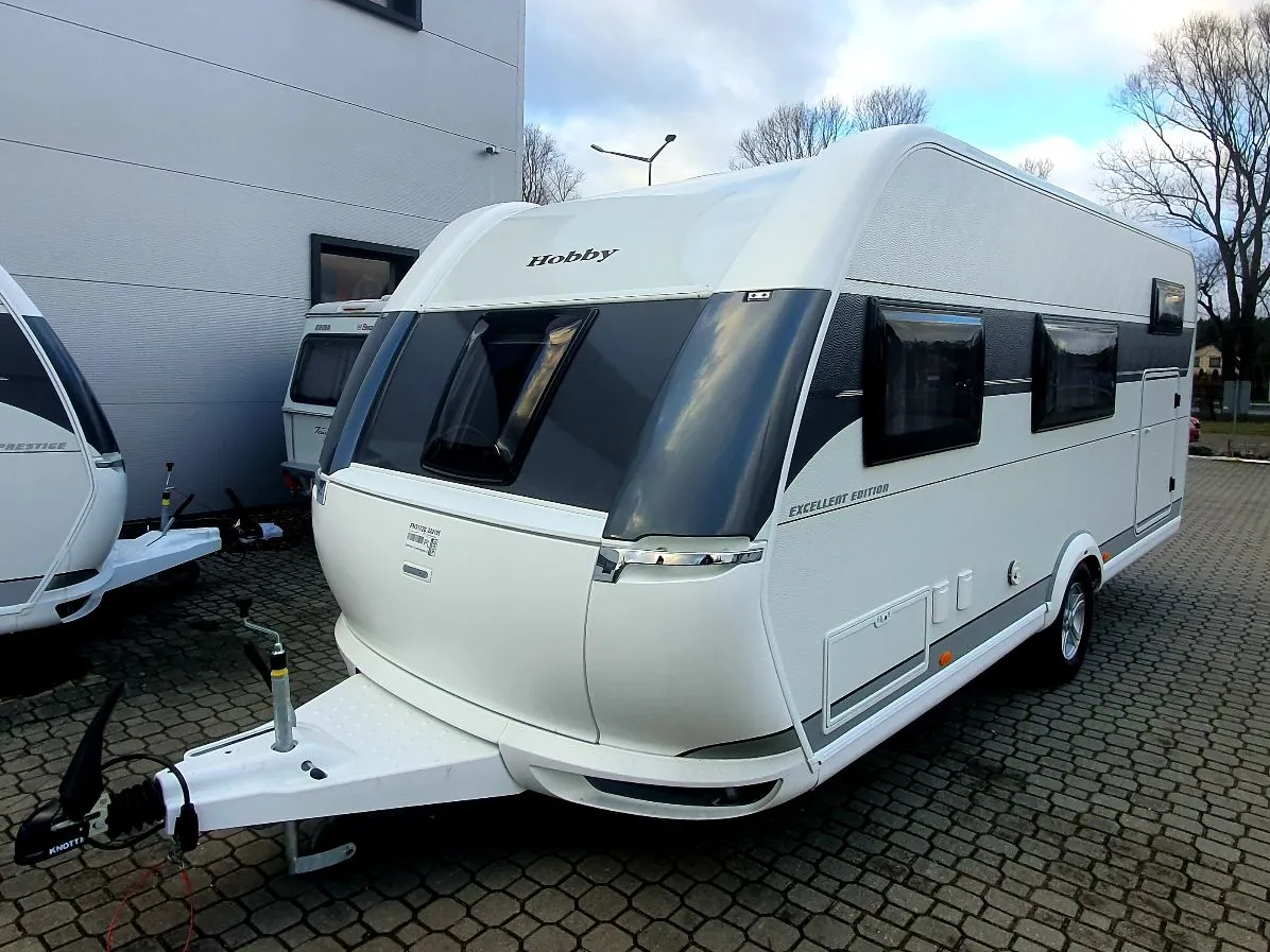 Ile kosztuje wynajem przyczepy kempingowej? Sprawdź ceny i ukryte opłaty