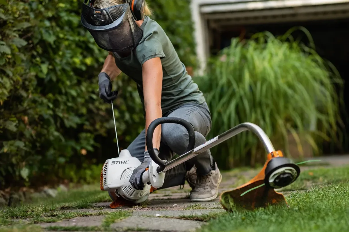 Koszenie mokrej trawy kosiarką elektryczną? Poznaj zagrożenia!