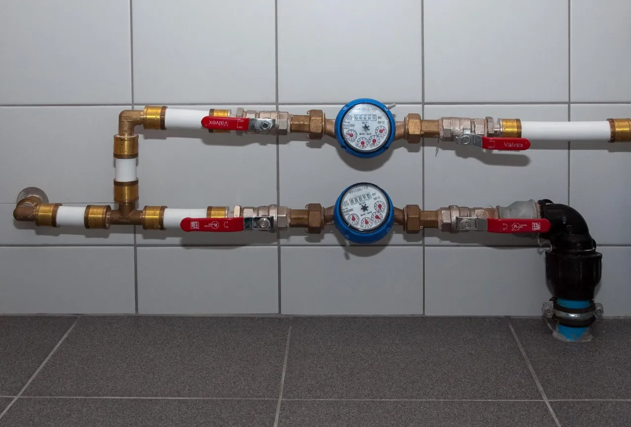 Jak zabudować wodomierz? Legalne i estetyczne sposoby DIY