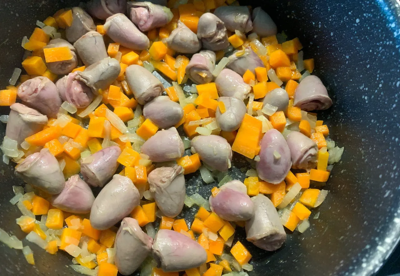 Gulasz z serduszek drobiowych – prosty przepis na wyjątkowy obiad