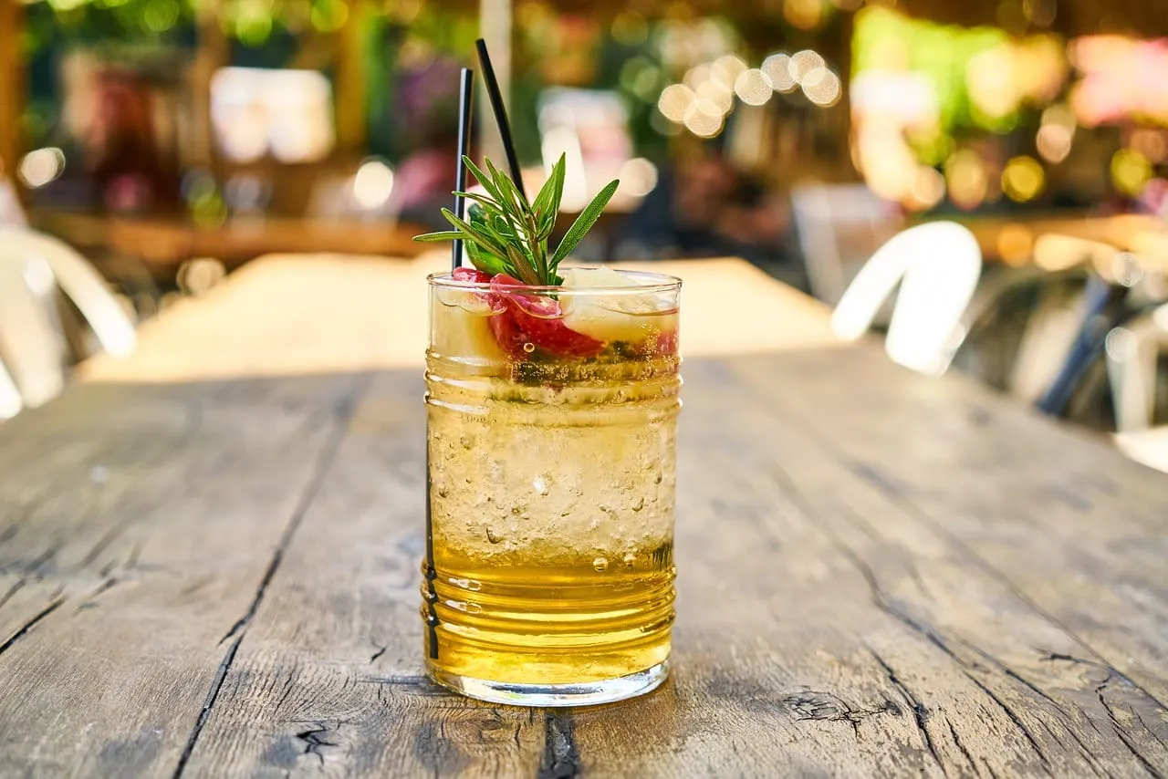 Drinki z sokiem ananasowym - Klasyki, proste przepisy, mocktaile