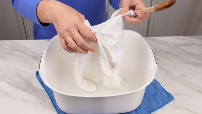 Jak prać białe staniki, aby uniknąć zżółknięcia i uszkodzeń materiału